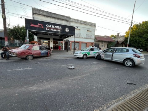VIDEO | Barrio Hipódromo: choque en 122 y 47 dejó heridos y tres autos dañados