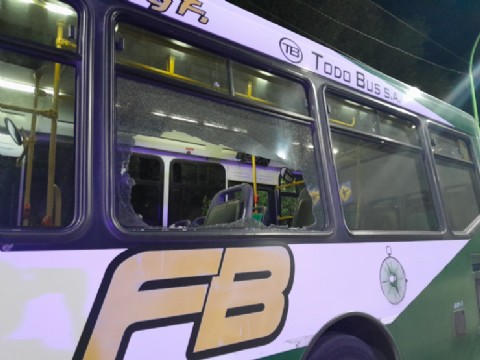 Ensenada: cinco detenidos por causar destrozos a un colectivo de la Línea 275