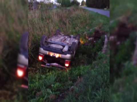 Vuelco y misterio en Abasto: un automóvil terminó a la vera de la calzada y no hallaron víctimas