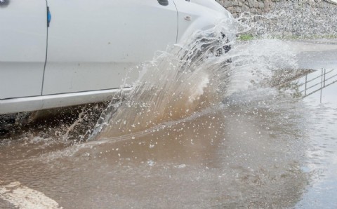 Vecinos se quejan de las bocas de tormenta tapadas y agua acumulada: "Caen dos gotas y se inunda todo"