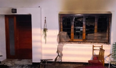 Incendio en una vivienda de Barrio Norte dejó a un jubilado internado en terapia intensiva