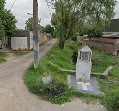 Vecinos de Los Hornos piden que se ilumine un corredor interno de un barrio humilde: "No se ve nada"
