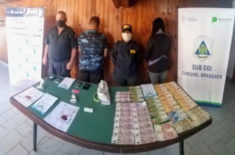 Con las manos en la bolsa: en Brandsen un sujeto vendía droga a los jóvenes del pueblo