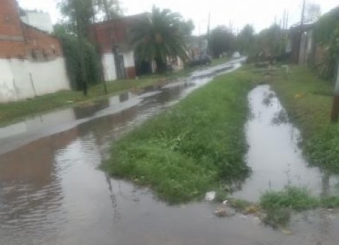 Vecinos de Altos de San Lorenzo alertan por agua acumulada tras las fuertes lluvias