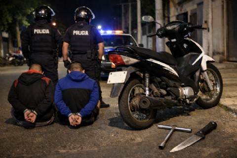 Listos para robar: dos detenidos con herramientas y moto sin patente