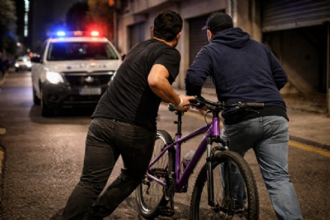 Dos "rompeportones" detenidos cerca del estadio de Estudiantes tras robar una bicicleta de un edificio