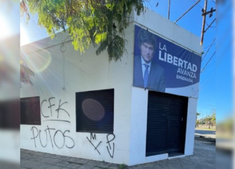 VIDEO | Militantes fundamentalistas vandalizan local partidario en Ensenada