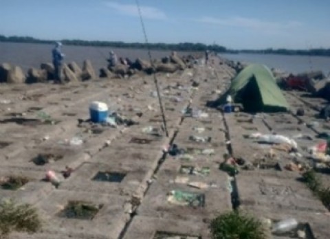 Berisso: La Isla Paulino, el paraíso del pescador tapado de mugre