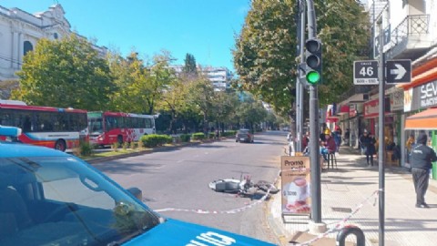 Una motociclista sufrió una grave fractura tras chocar con un auto en el microcentro