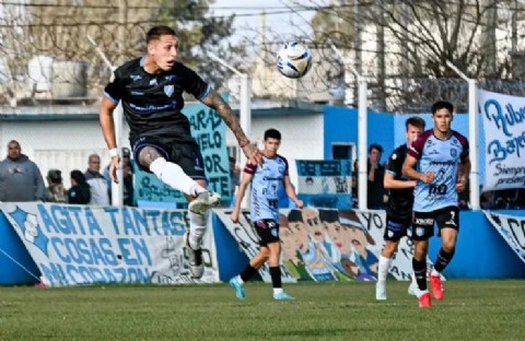 San Carlos ganó de visitante y sigue firme en la Tercera B