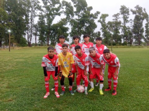 A pesar de la lluvia, Alumni le ganó de visitante a Circulo Unidos y está cada vez más cerca de coronarse campeón
