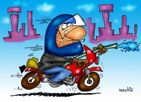 Los Hornos: repartidor de 19 años fue detenido mientras se trasladaba en una moto robada y con un arma en su bolso