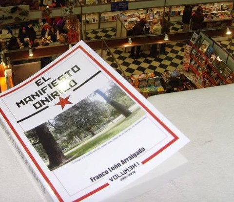 Se presentó en la Feria del Libro platense ‘El Manifiesto Onírico’ de Franco León Arraigada