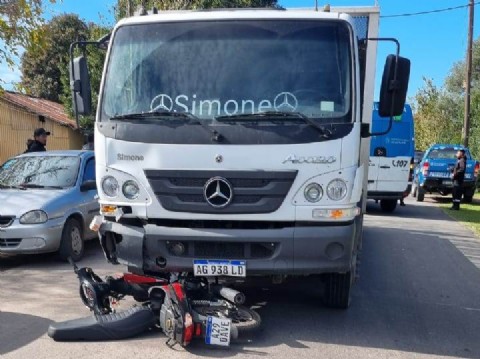 City Bell: una policía resultó herida tras ser embestida por un camión