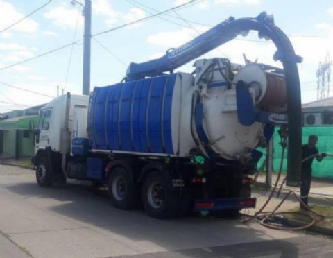 Lo barato sale caro: quejas por la demora del servicio gratuito para destapar pozos sépticos en Villa Elisa