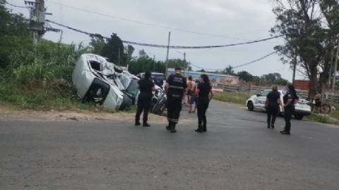 Así fue el accidente vial en Los Hornos: dos autos volcados y dos heridos