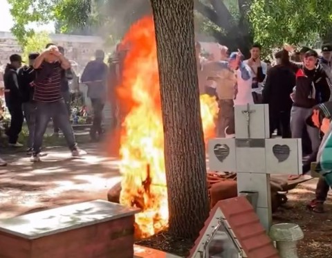 VIDEO | Ritual tumbero en el cementerio terminó con una moto incendiada