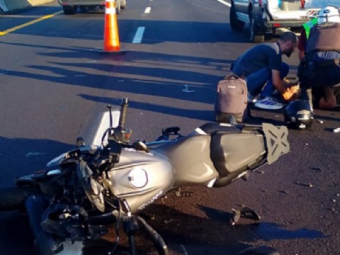 Un motociclista resultó herido tras chocar contra un camión en la Autopista Buenos Aires–La Plata