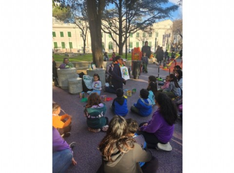 "Menos pantallas y más cuentos": un proyecto en La Plata que busca recuperar la infancia a través de la lectura