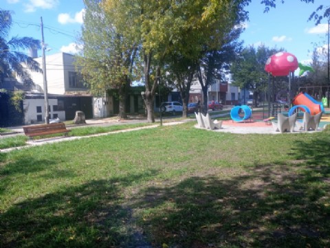 Plaza República del Perú: juntadas, ruidos molestos, falta de vigilancia y malos olores
