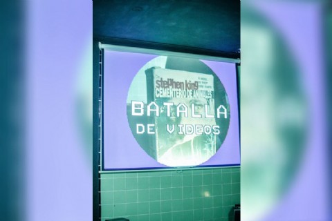 En La Plata, un espacio de cine en VHS convierte viejas cintas en batallas audiovisuales y experiencias colectivas