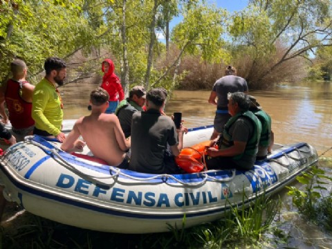 Tras momentos de tensión, rescataron a seis pescadores de la playa municipal