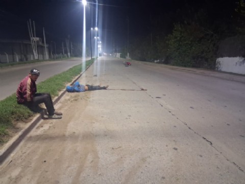 Tragedia en Melchor Romero: un joven murió tras caer de su moto en la avenida 520