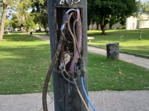 Tensión en Los Hornos: alerta por peligrosos cables expuestos en una plaza
