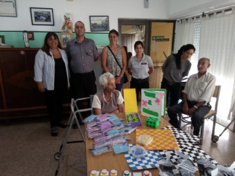 Internas de la cárcel de Magdalena donaron juegos elaborados con material reciclado a un asilo de ancianos