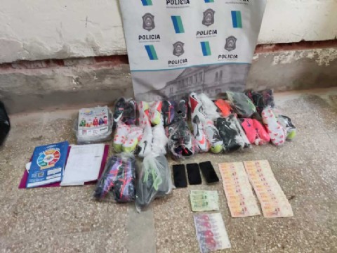 Melchor Romero: los detuvieron por manejar un auto robado y en el baúl encontraron zapatillas y botines "truchos"