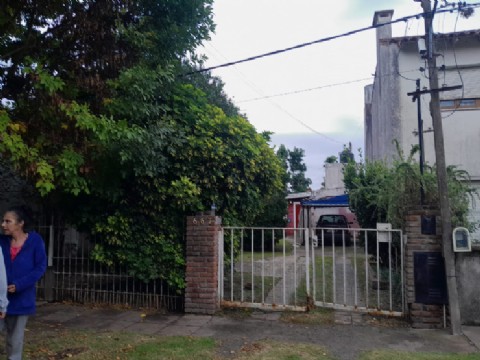 Hallaron muerto a un hombre de 80 años en el patio de su casa en Villa Elisa: investigan las causas