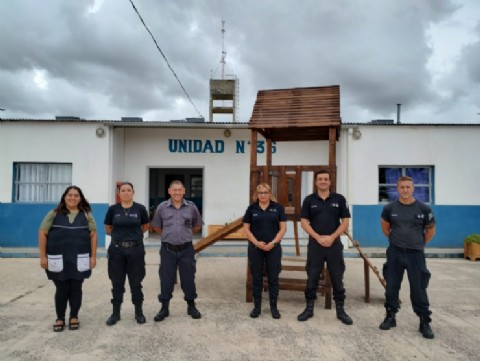 Magdalena: en una cárcel elaboraron un mangrullo con escalera y tobogán y mesas con bancos para una escuela rural