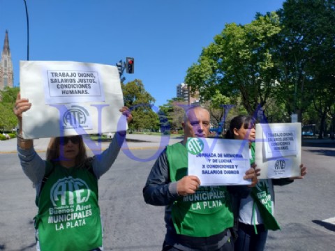 VIDEO | En la Jornada Mundial por el Trabajo Decente, municipales se manifestaron: "Los salarios están muy atrasados"