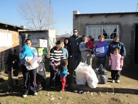 Donaron ropa por inundación del Arroyo Pérez
