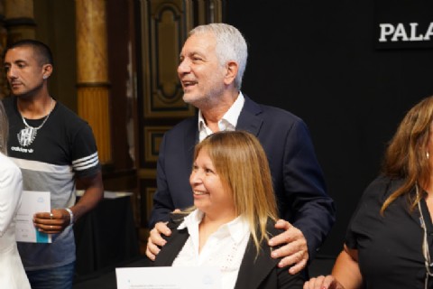 150 entidades civiles fueron regularizadas por el municipio: el intendente Alak hizo entrega de los certificados