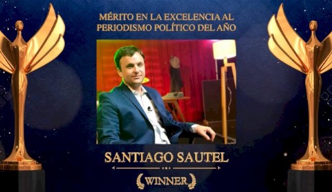 Gran reconocimiento al periodista Santiago Sautel, quien ganó el premio Napolitans