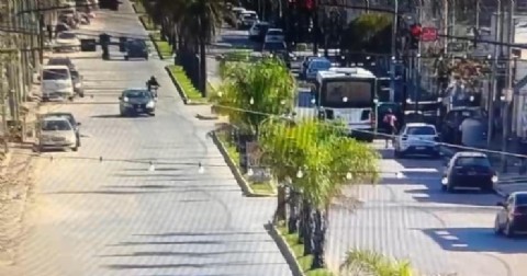 VIDEO | Un motociclista quedó atrapado bajo un colectivo tras un choque triple