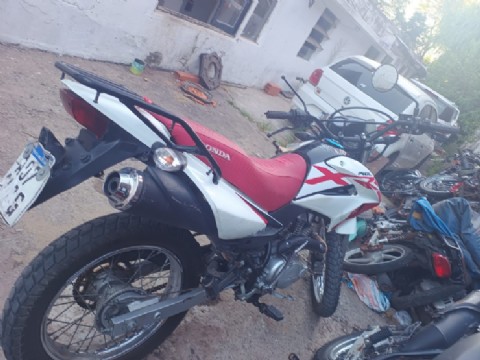 Barrio Aeropuerto: casi linchan a un motociclista por atropellar a una joven peatona que debió ser internada de urgencia