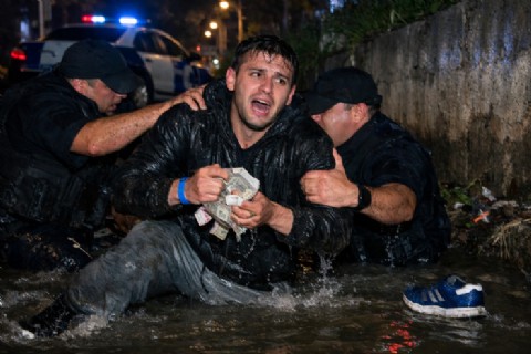 VIDEO | De chorro a pez payaso: se metió al arroyo para huir de la policía y salió esposado con una zapatilla menos
