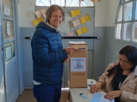 #Elecciones2025: votó Christian Castillo, candidato a legislador provincial por el FIT en la Tercera Sección