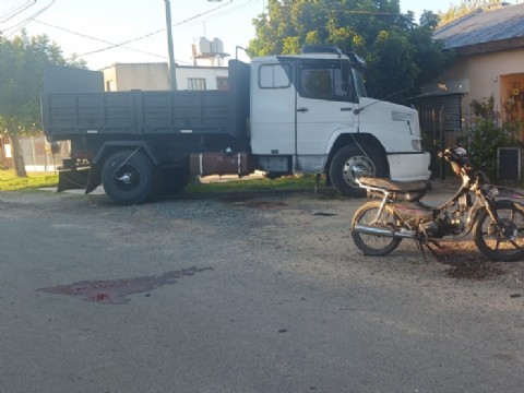 Grave accidente en San Carlos: un joven motociclista pelea por su vida tras chocar contra un camión estacionado