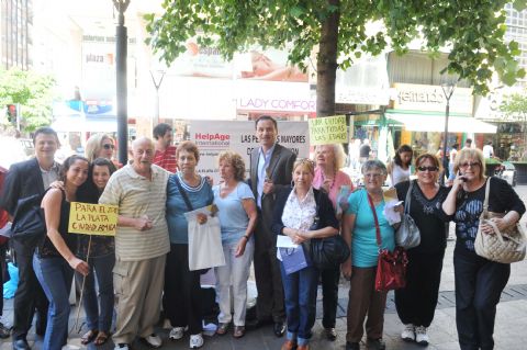 Adultos mayores realizaron una campaña de concientización vial