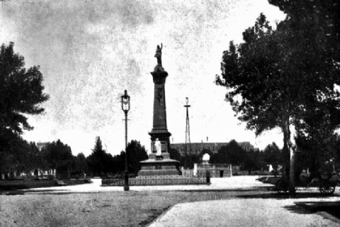 Monumento a la Independencia en Plaza Moreno
