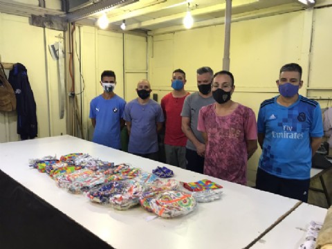 En una cárcel de Magdalena elaboraron y donaron 100 cartucheras para el proyecto Mochilas La Plata