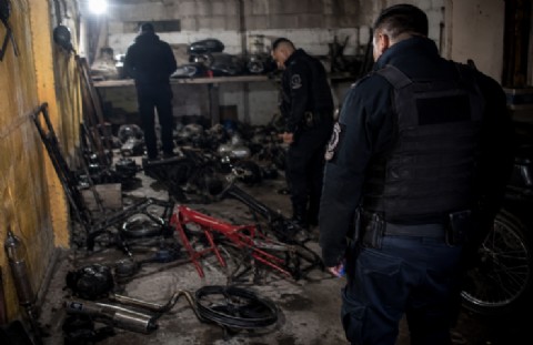 VIDEO | Les cerraron el kiosquito: desbarataron un desarmadero ilegal tras el robo de una moto cerca de la terminal