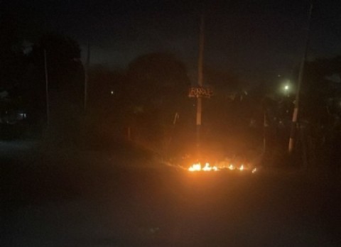 Villa Elvira: "Los vecinos prenden fuego la basura porque no se la llevan", denuncian en la zona de 90 y 118