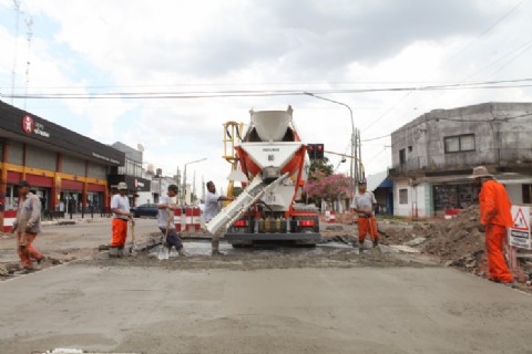 El municipio avanza con la nueva pavimentación de avenida 60 en Los Hornos