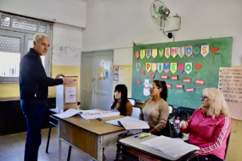 #Elecciones2025: Fabián Cagliardi emitió su voto en Berisso y convocó a participar de la jornada democrática