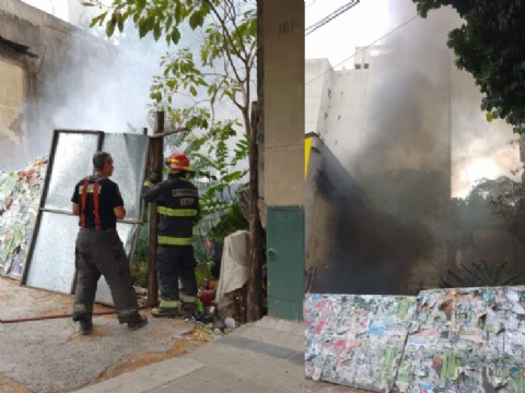 Incendio en un terreno baldío generó alarma en Plaza Rocha, al lado de una heladería