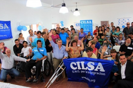 Entrega de sillas de ruedas y bastones Blancos en la Biblioteca Braille